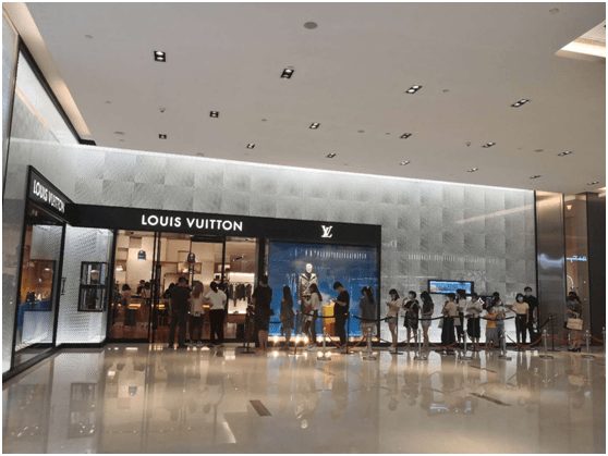 实探丨多地LV店大排长龙，疫情之下奢侈品竟火爆异常，果真