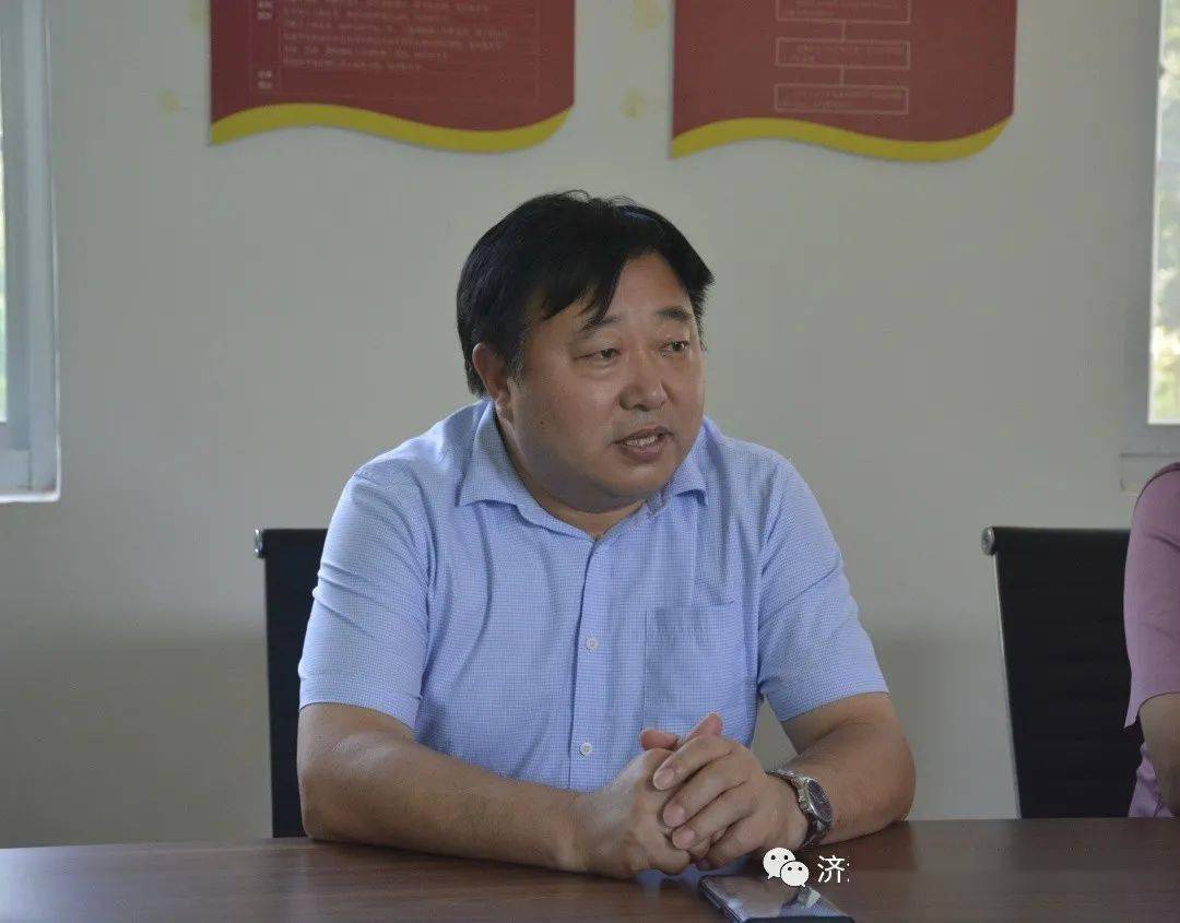 爱心企业到结对帮扶村开展捐赠活动 (来源:济源市住房和城乡建设局)