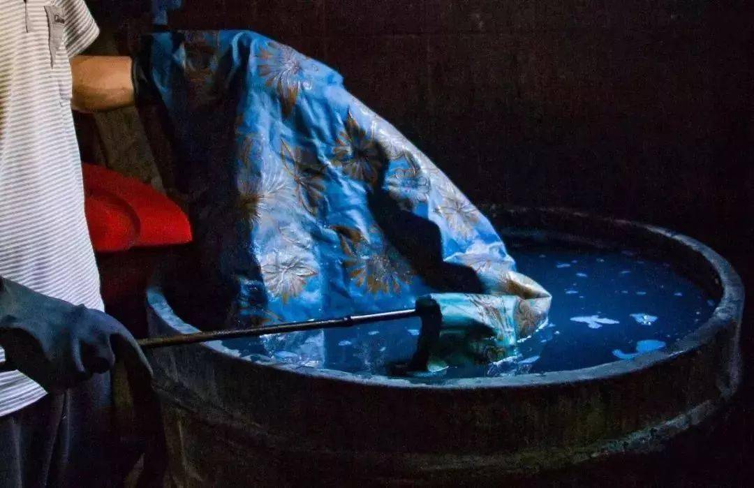 枫香印染被誉为画在布上的青花瓷