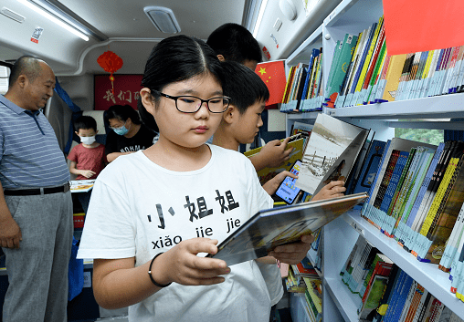 阅读】流动图书车开进万新街嘉春园 居民体验不一样的图书盛宴_社区