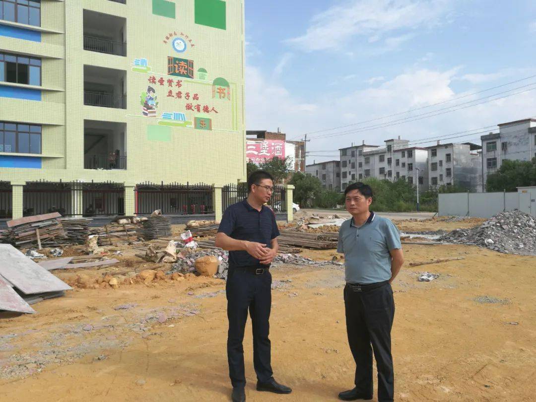 为学校工作划重点,县教育局长邓占通下校调研