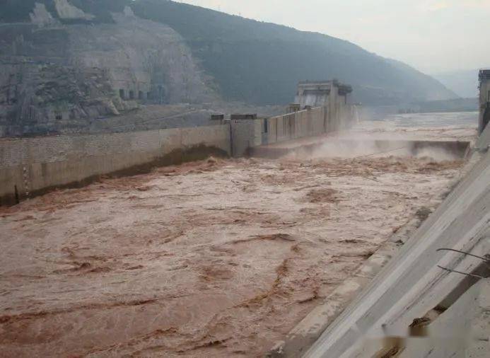 混凝土坝体上预留缺口导流混凝土坝体上梳齿孔导流厂房导流二,一次拦