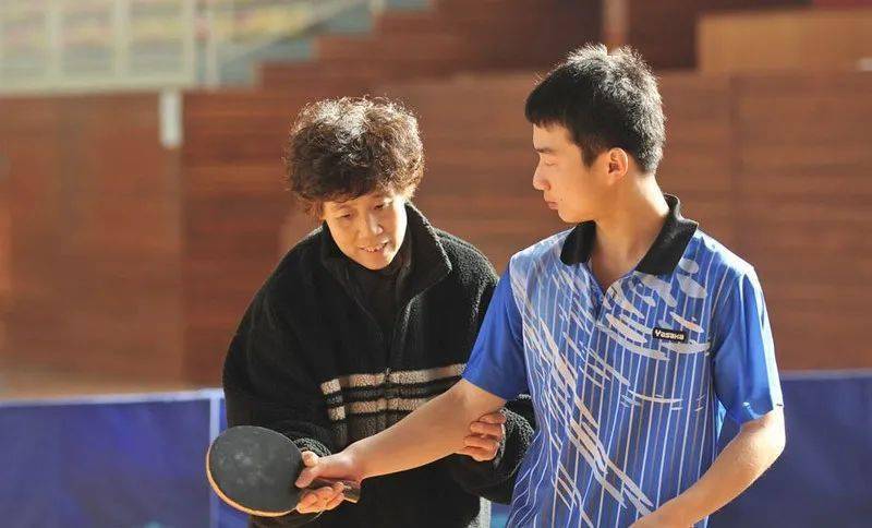 卸任中国女乒教练后,张立和李振恃一家移居美国,曾担任美国国家队的