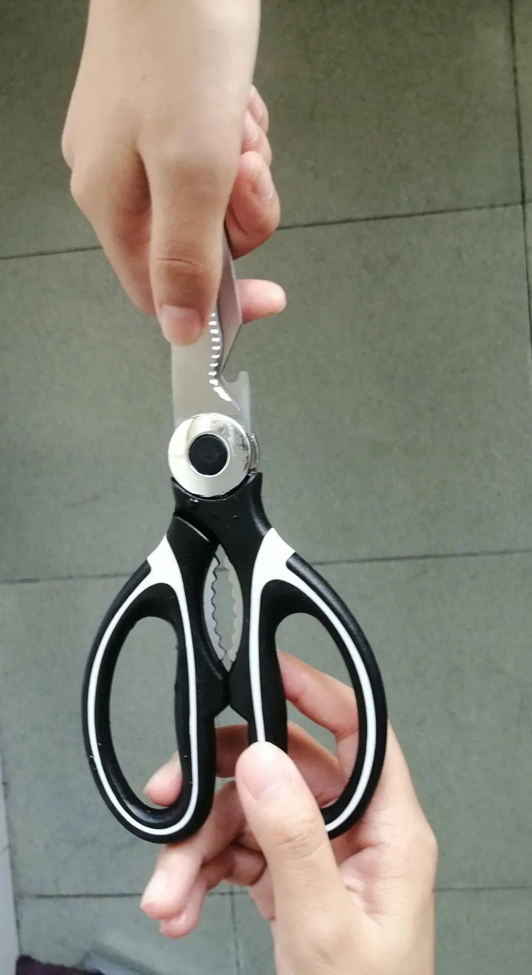 ②递剪刀等危险物品给别人时,更考虑注重细节的功夫了,尖锐处朝着自己