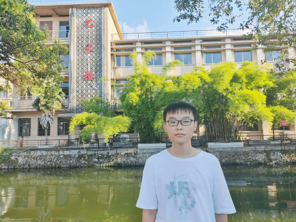 陈浩亮宁都中学2020届高三(0)班录取学校:清华大学录取专业:待定兴趣