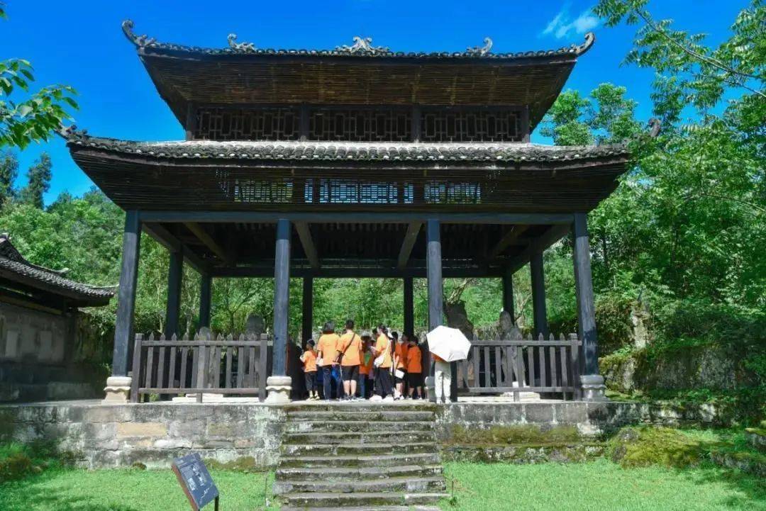 兴致勃勃的参观了 三街十八巷,张王庙,牌坊等遗址要素 感受当时土司