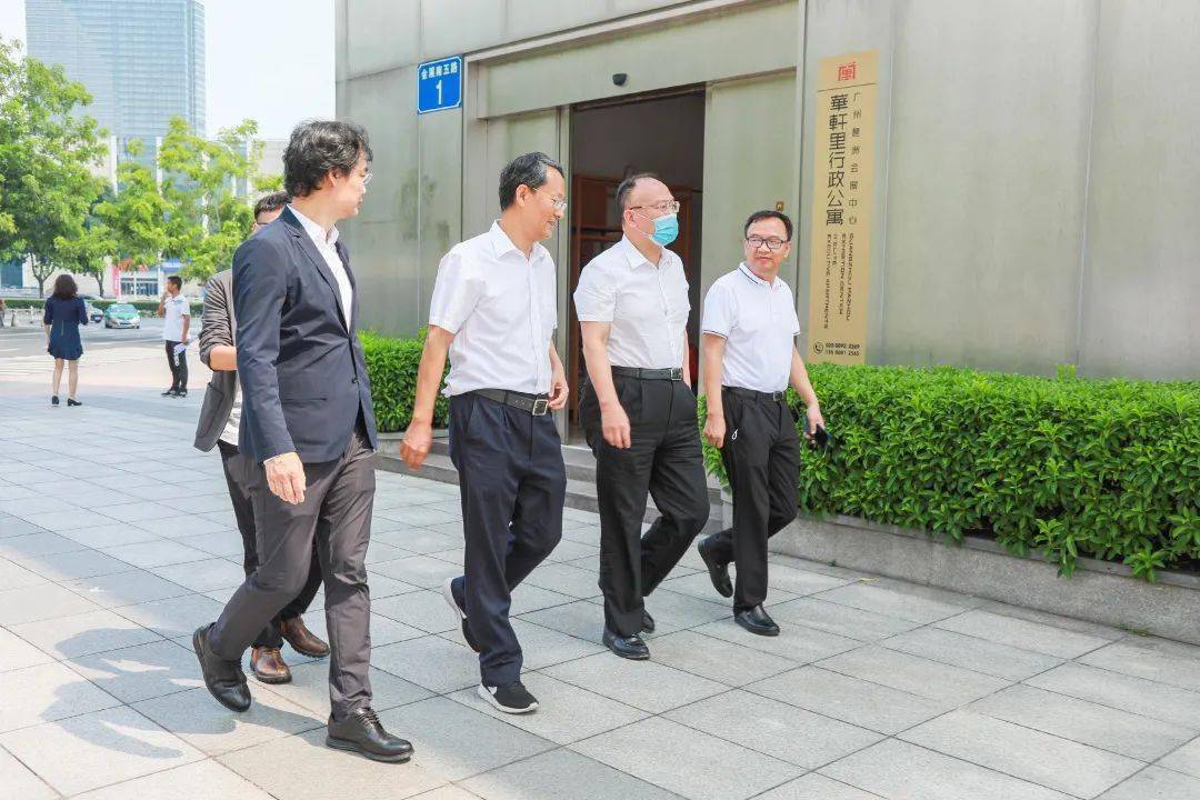 清远市人民政府副市长邵军女士(右),gvl怡境国际集团董事长彭涛先生