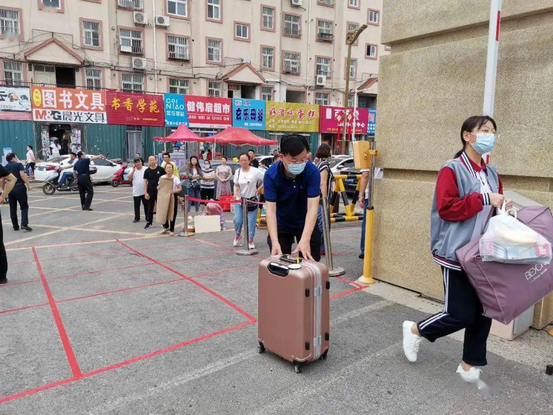 校长为我推行李,秋雨润田待春发 ——青岛城阳三中志愿者为学子回校保