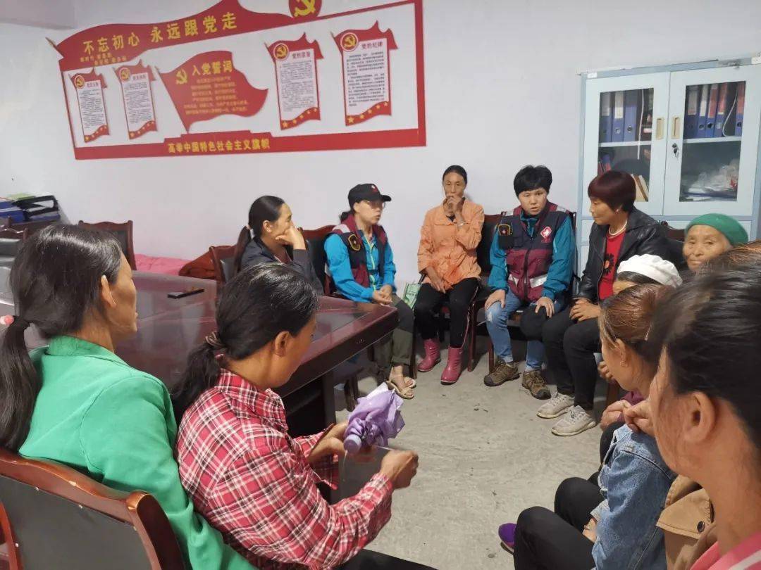 省二院救援队赴陇南文县全力开展心理疏导 助力重建心灵家园_甘雪莹