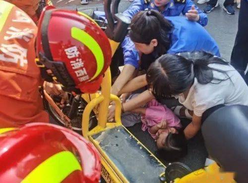 一小女孩腿被卡"小黄车"前轮|夜村境内交通事故,1人重伤_手机搜狐网