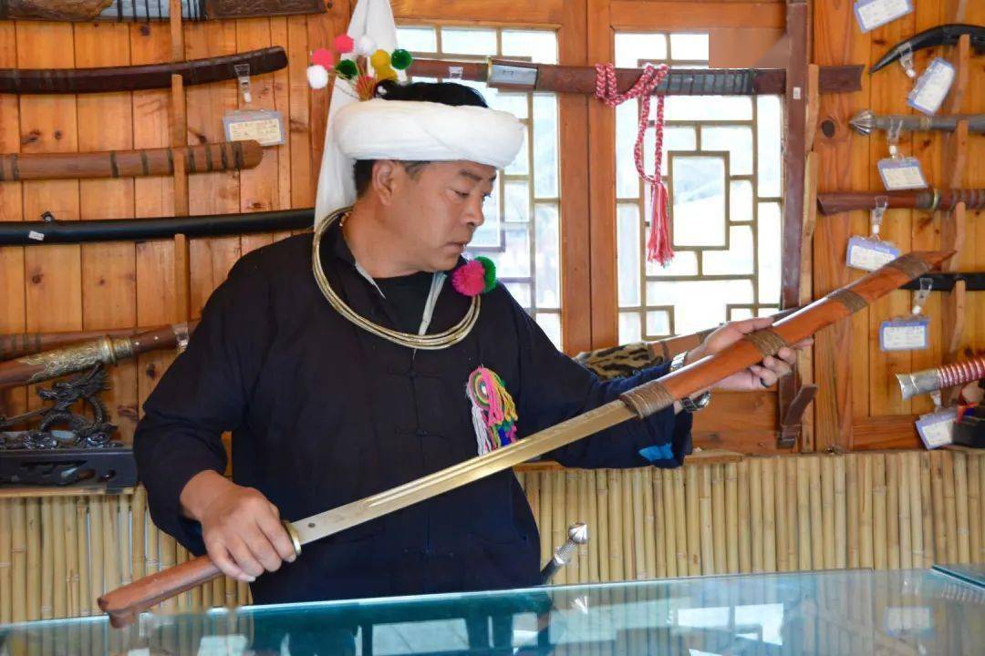 1968年出生于云南德宏傣族景颇族自治州陇川县户撒阿昌族乡锻刀世家