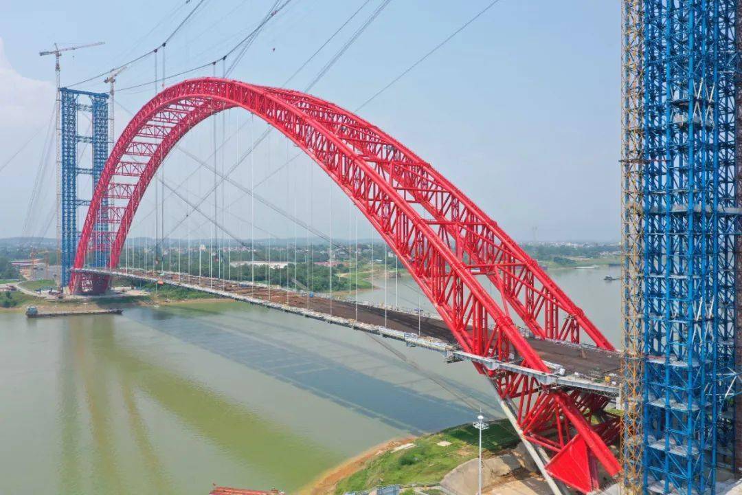 广西平南三桥桥面格子梁顺利合龙 主桥南北实现贯通