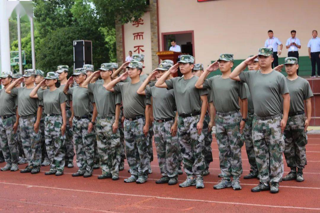 眼里有光心中有梦泸二外2023届新生军训总结大会