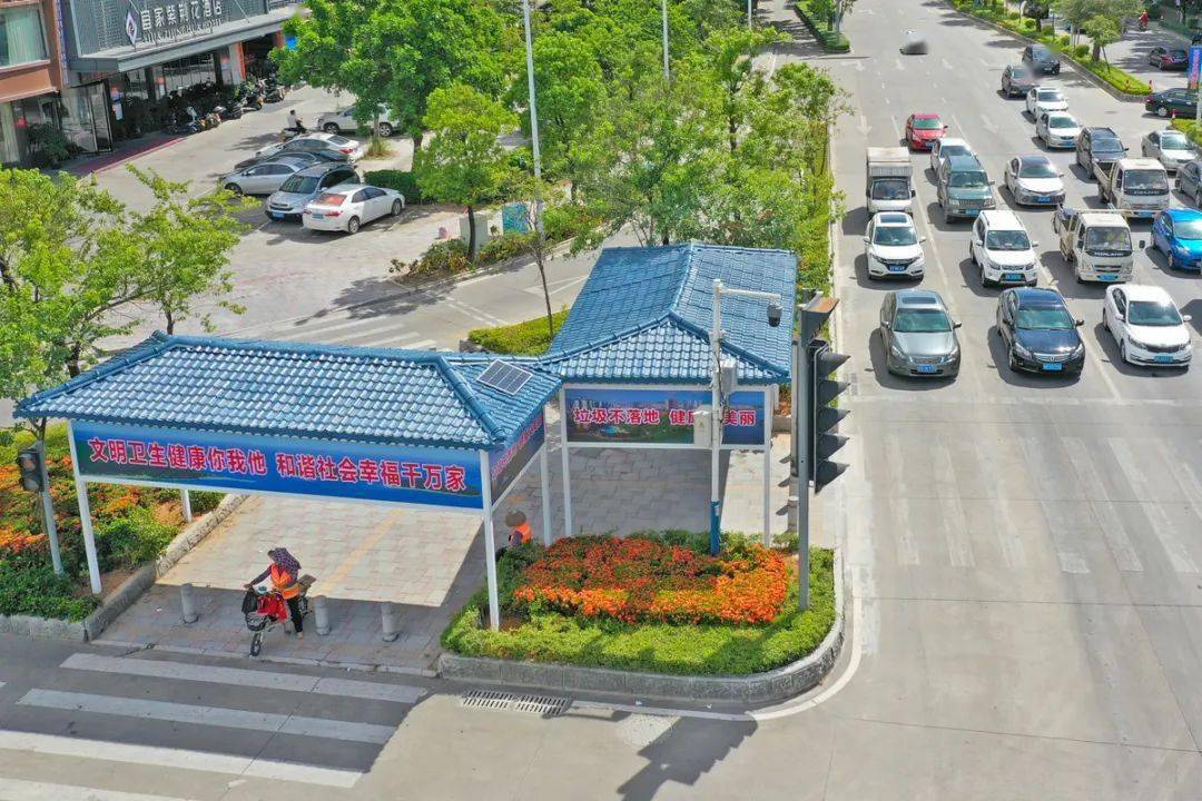 等红绿灯不怕日晒雨淋了市区多个十字路口搭建遮阳雨棚