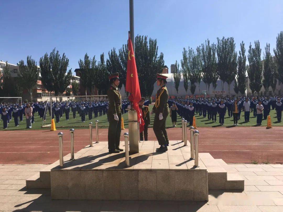 包头市第七中学举行2020-2021学年度第一学期第一周升国旗仪式_包七中