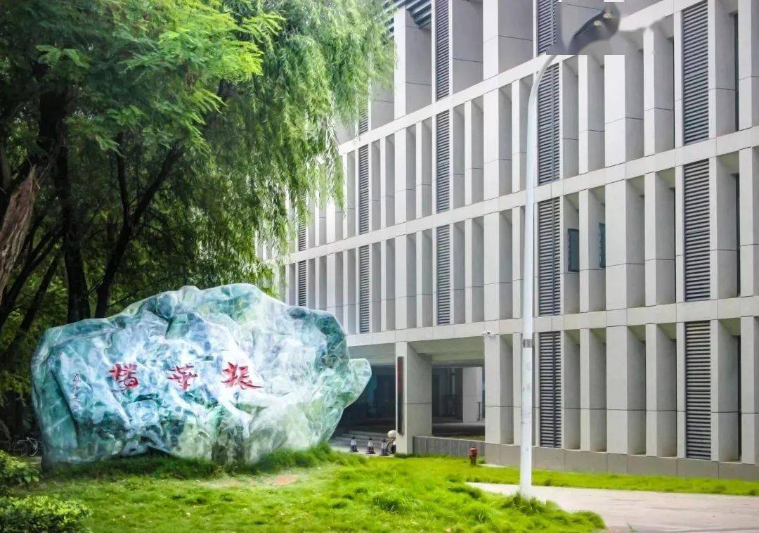 学院介绍一武汉大学哲学学院是国内最有影响的哲学院系之一,综合实力