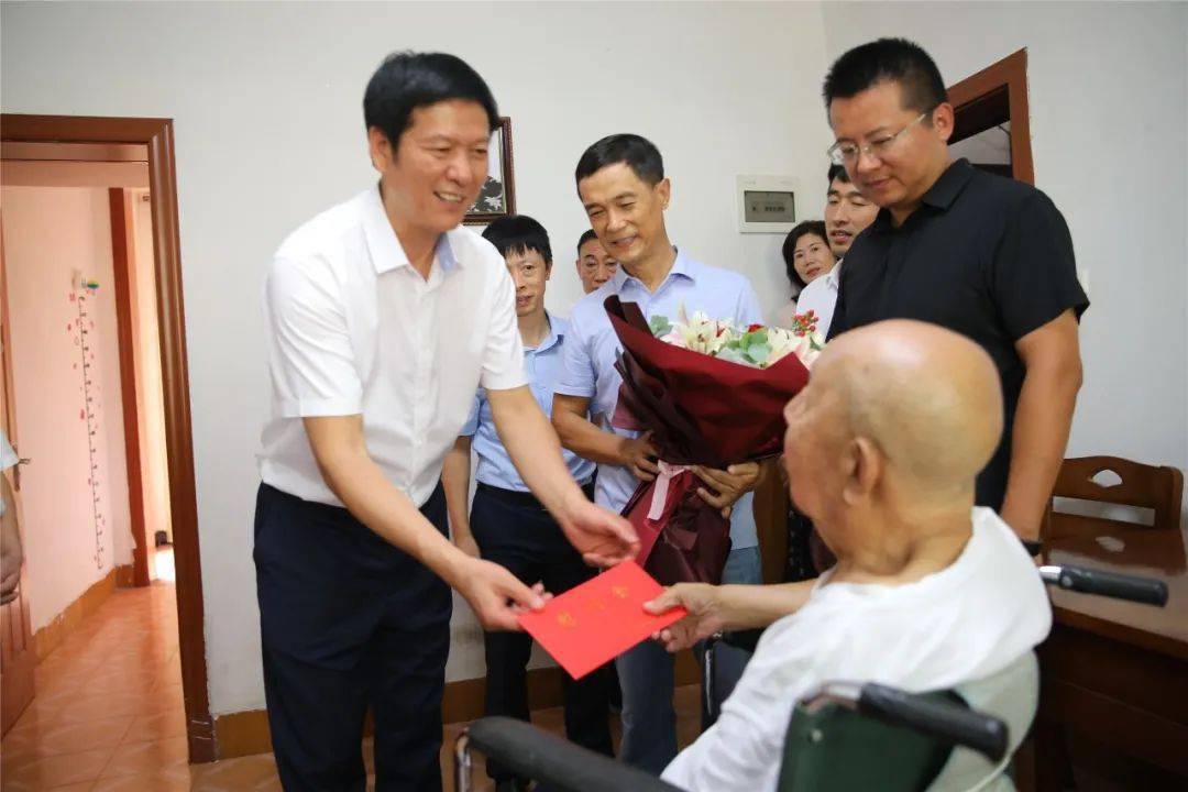 副市长祝宏根来弋阳县走访慰问抗战老兵!