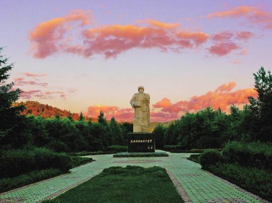 國家級愛國主義教育基地——楊靖宇將軍殉國地入口處的楊靖宇將軍塑像