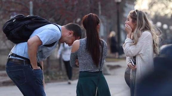 街头实验小伙子搭讪遭遇路人恶语相加测试美女反应