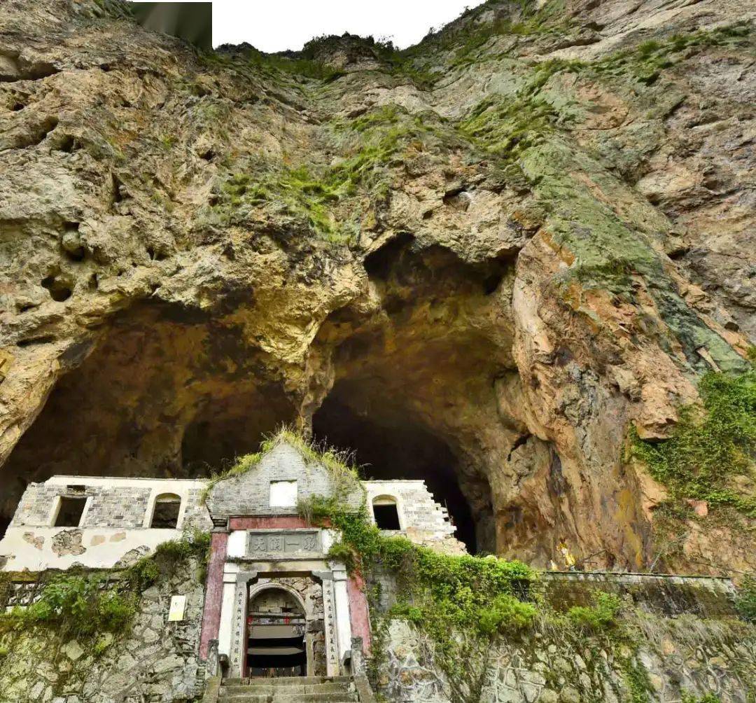 宽27米丹室辟洞天仙踪犹在"两侧对联及"忠祠崇福地正气长存,仙岩洞