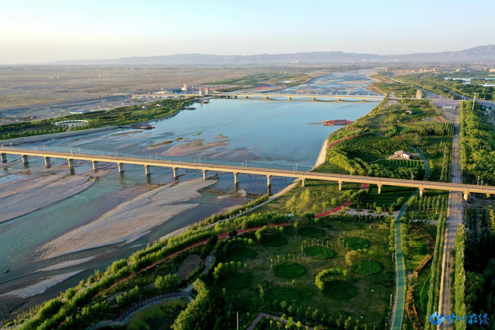 张掖市甘州区动车跨过张掖黑河大桥