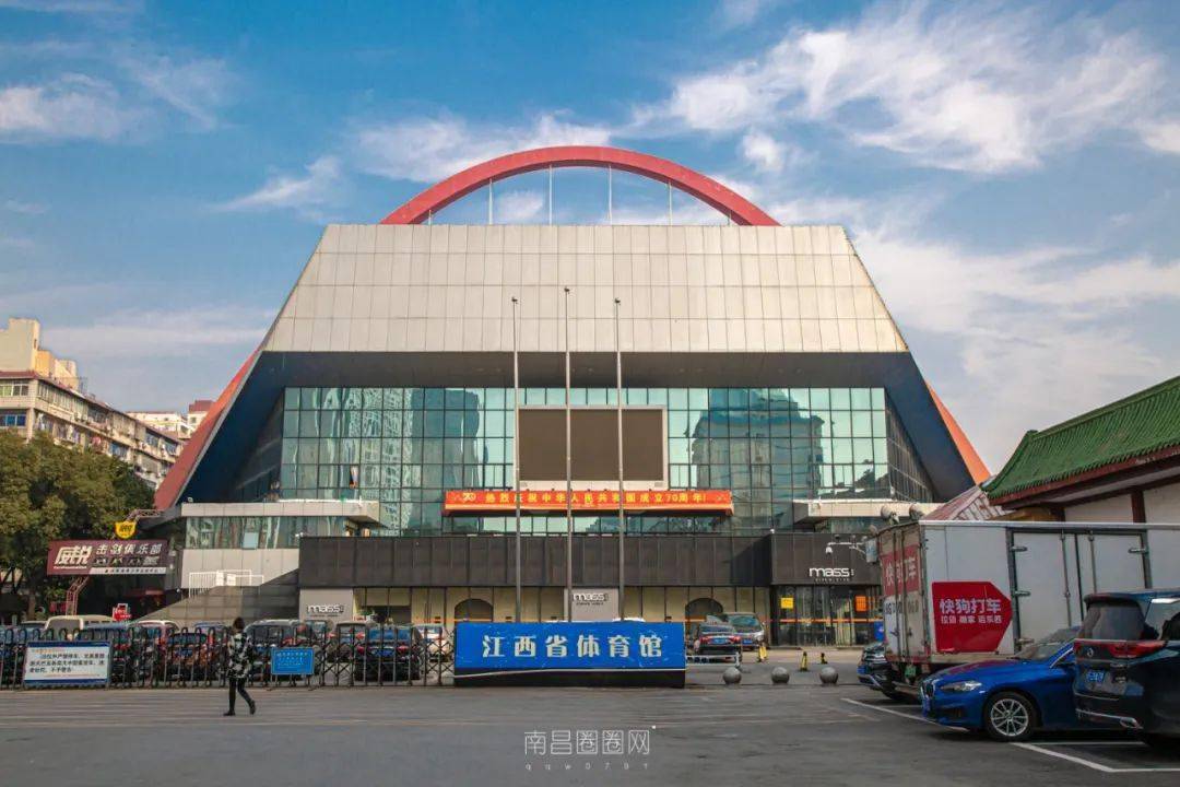 走进福州路,第一个看到的就是江西省体育馆.