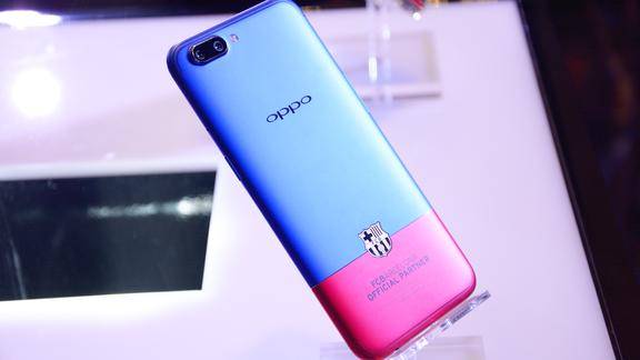 oppor11巴薩版簡單上手18k鍍金隊徽凸顯豪門氣質