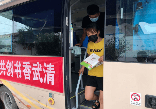 武清区图书馆开展流动图书车走进乡镇阅读推广活动