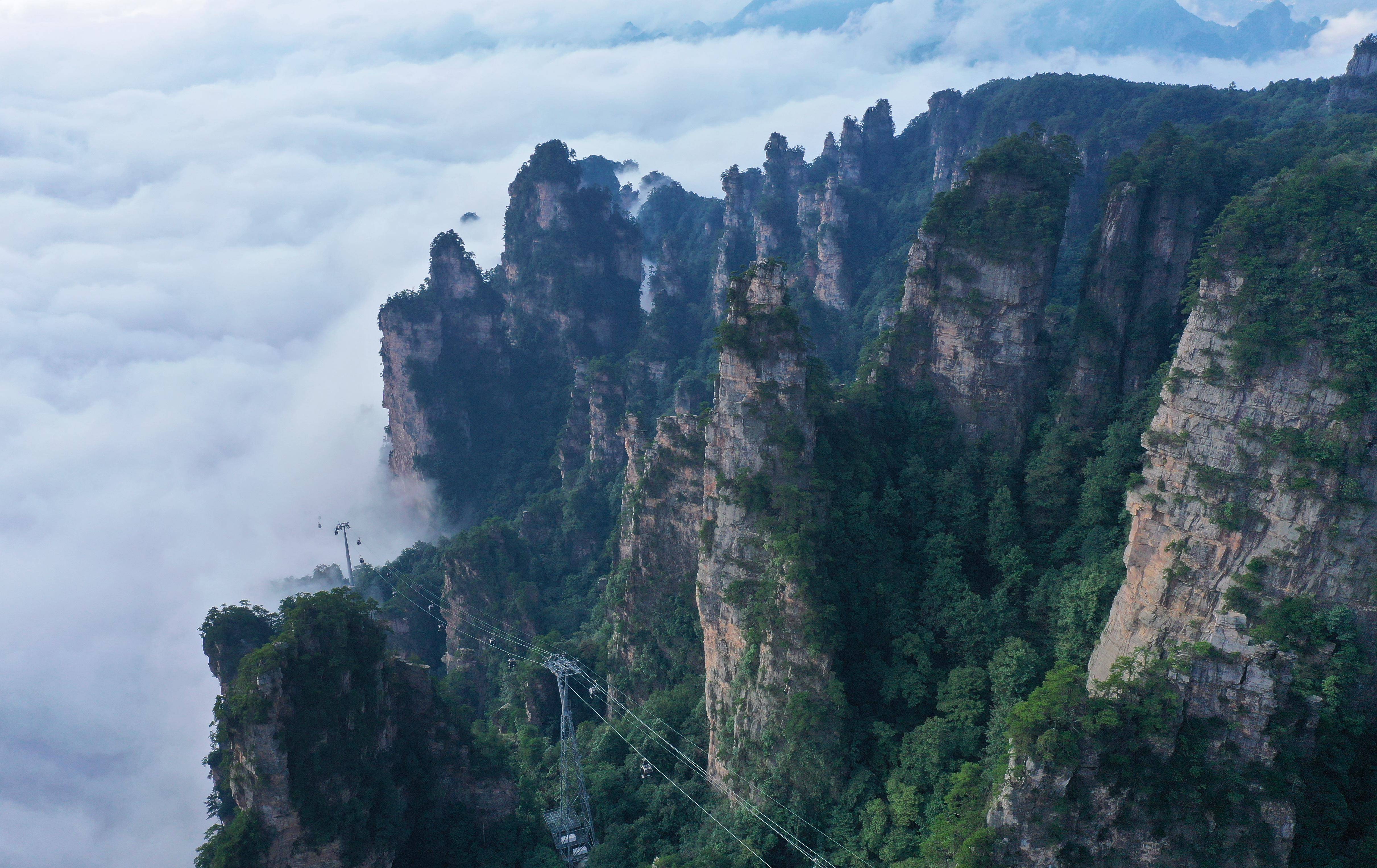 湖南张家界云起山峰间