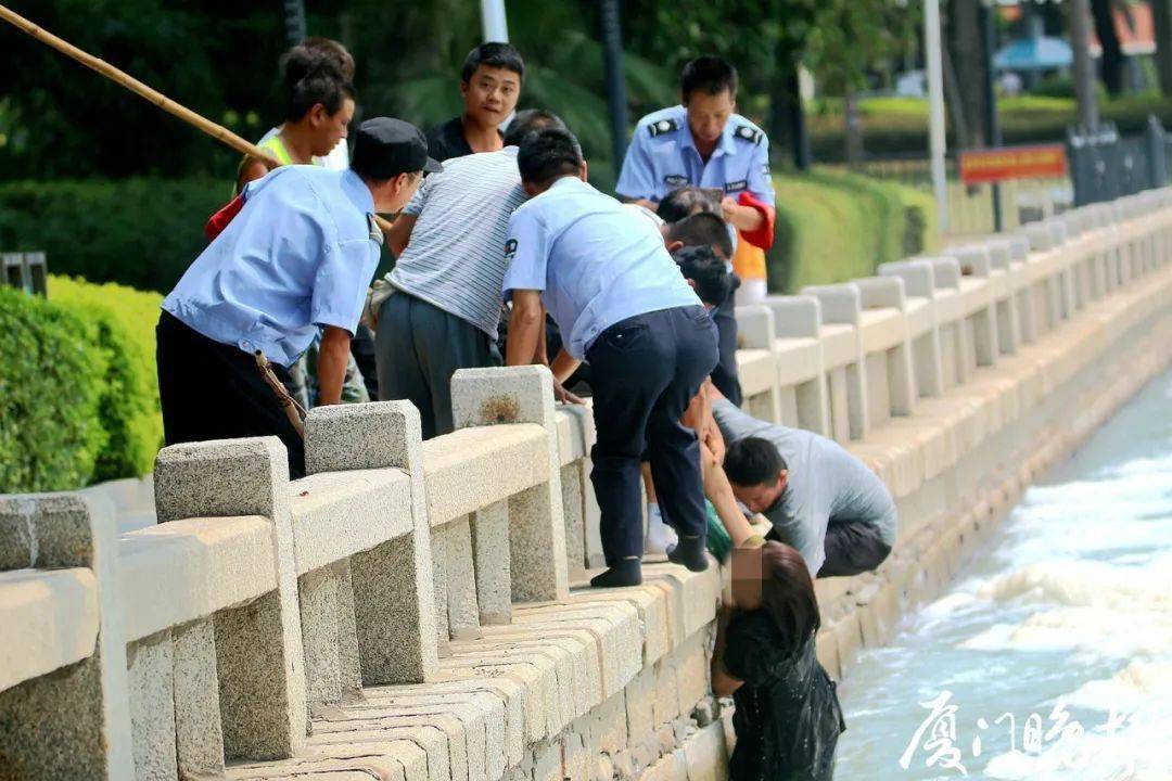 众人伸手拉她…救援场面惊心动魄!