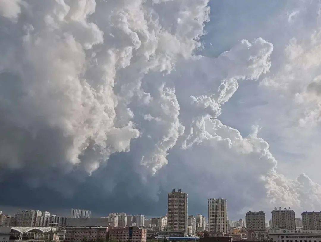 鸭绿江畔惊现冰雹雨双彩虹丹东人的朋友圈刷爆了