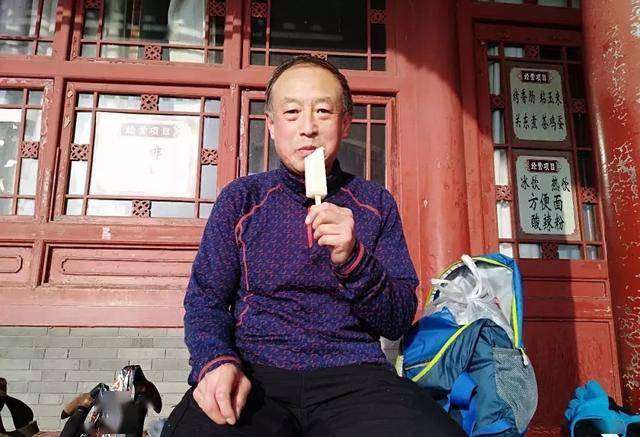 不管怎么看,这个双鬓斑白,红光满面,吃着冰淇淋的老爷爷,就是普通的