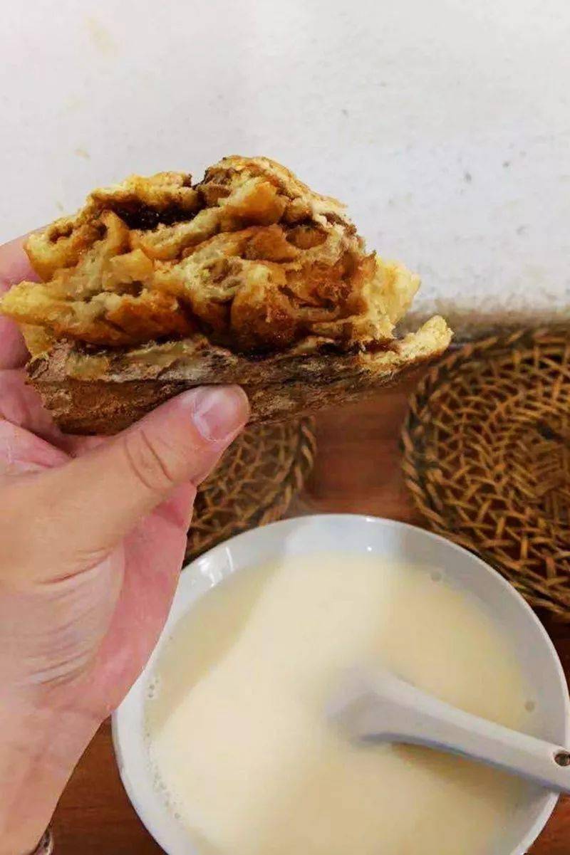 炸油条的热油锅和烤饼炉子前面从来都是满满当当排着队的~老牛咸豆浆