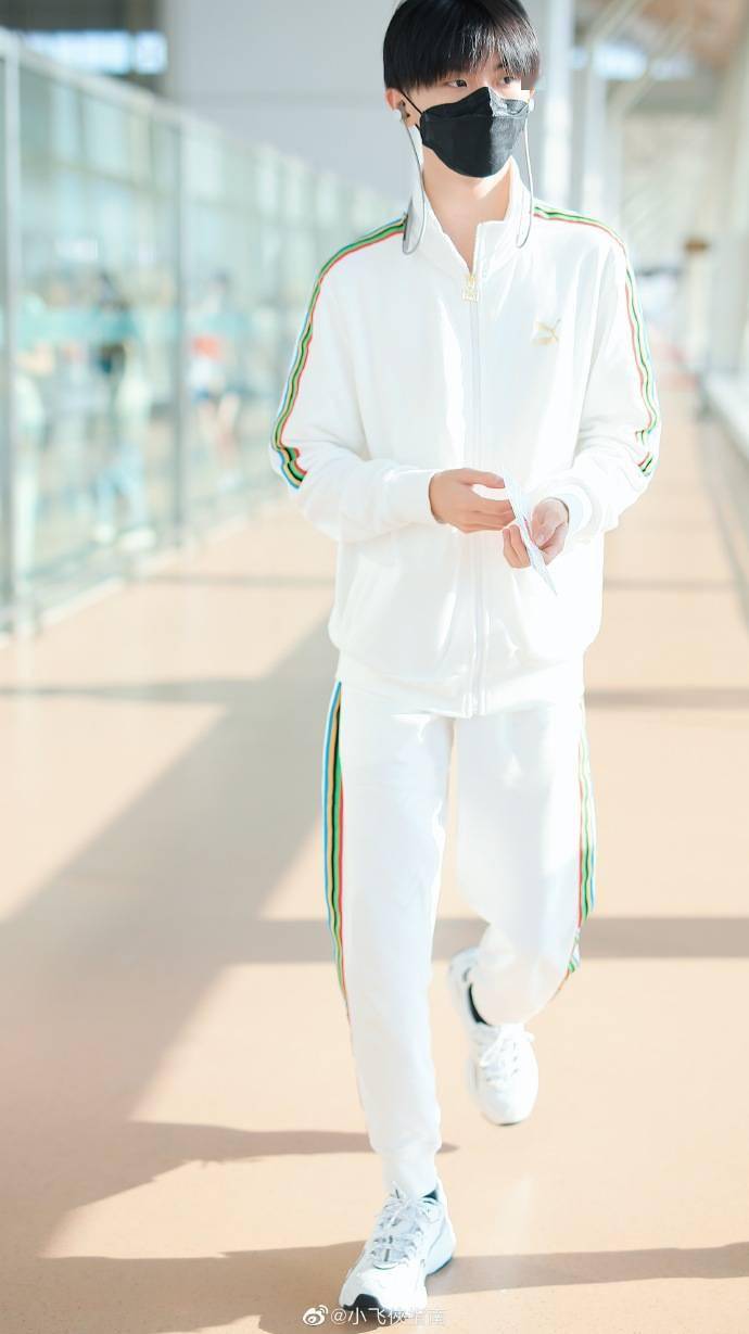 马嘉祺今日无锡出发饭拍运动风小马清爽上线