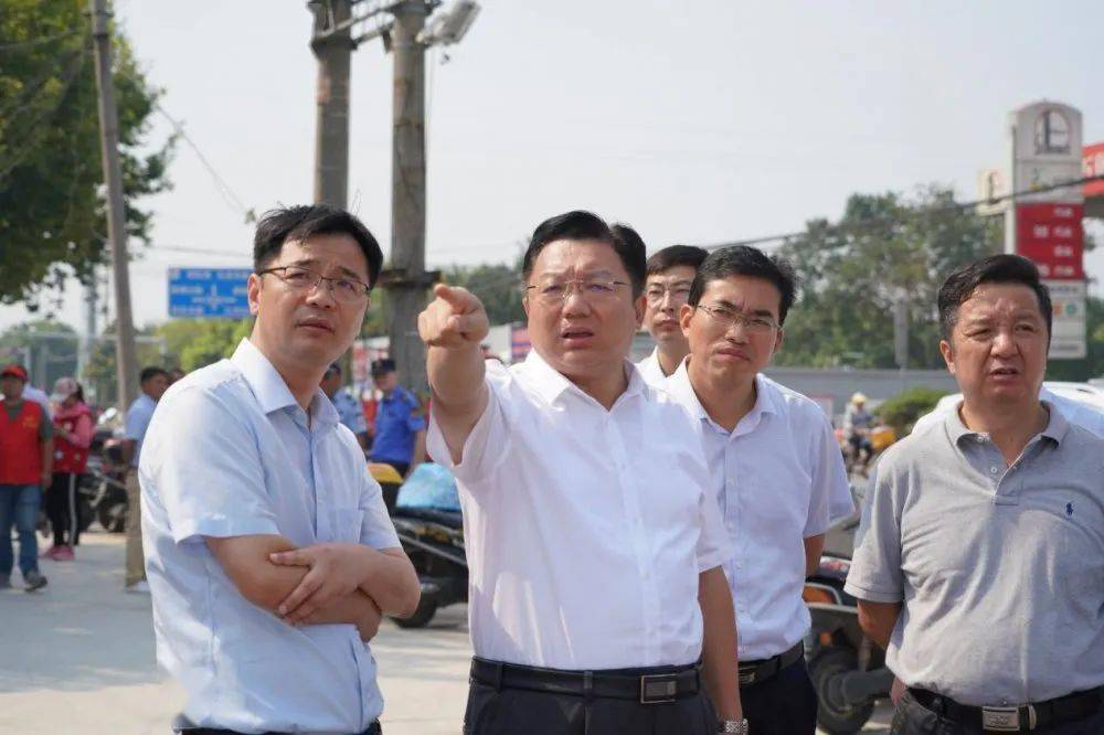 9月7日上午,区委书记孙群,副区长肖六林带领相关街