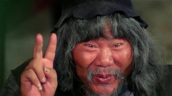 经典喜剧动作片洪金宝与老乞丐搞笑对打竟被戏弄吃了大亏