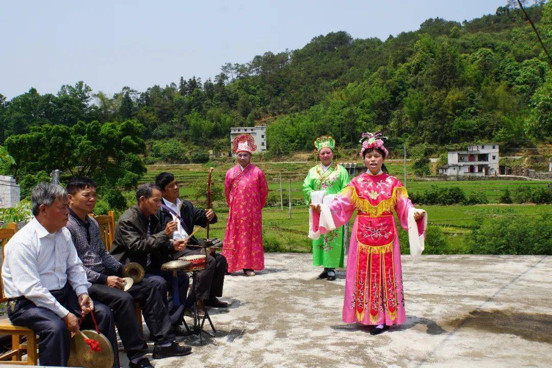 場民間藝術盛宴 此外,散落在賀江東安江沿線村莊, 流傳著五馬巡城舞