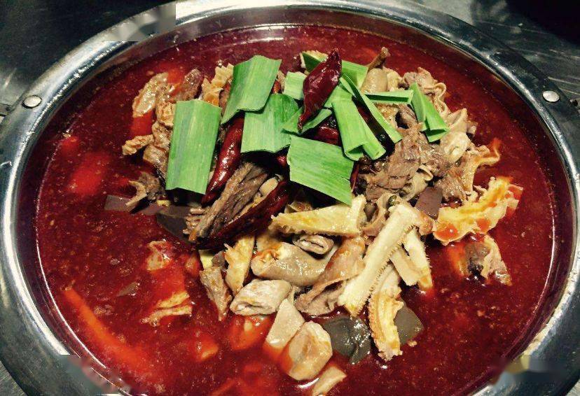 香锅麻辣牛杂锅上火,加花生油100克烧至三成热,小火炒香卤料(拍姜,拍