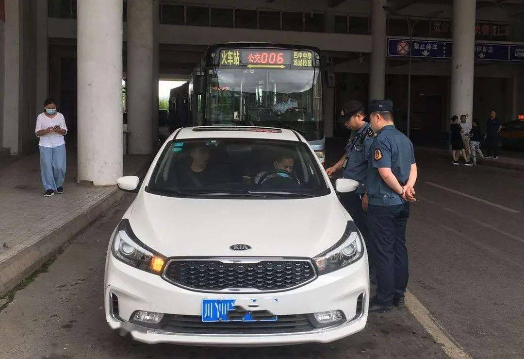 巴中市城客局作客广播电台让出租车成为流动的创文风景线