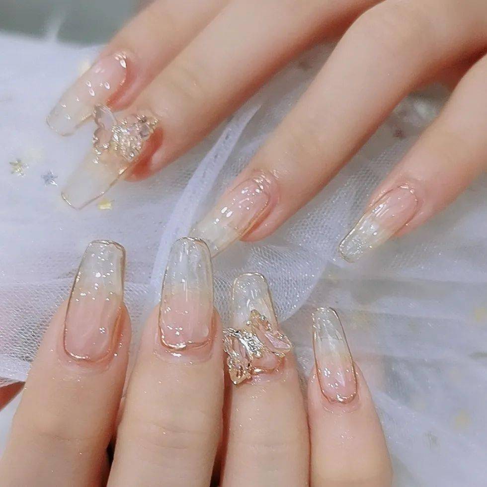 杜美甲大家可以去搜索一下~美甲帮app就有不少教程不过做出来也挺简单