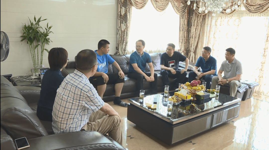 连正坚说,钱政同学以优异成绩叩开清华大学的大门,不仅是学校和家庭的