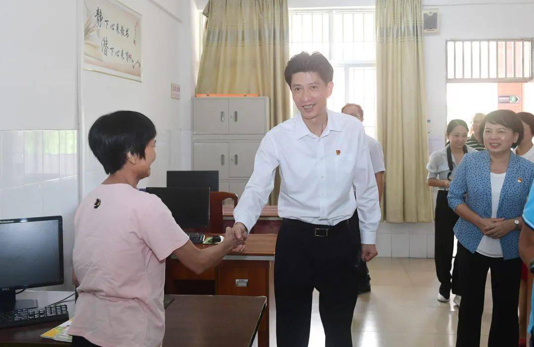 温湛滨强调,各级党委政府和教育部门要继续支持阳江教育事业的发展