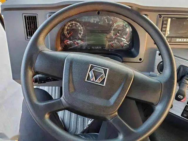 一款合法的百吨王徐工新款非公路自卸车实拍专为矿山工况打造