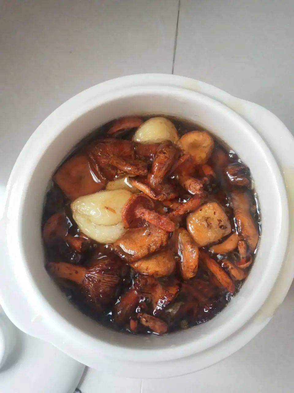 今年的枞菌长得特别好,太多了吃不完,那就做成菌油吧