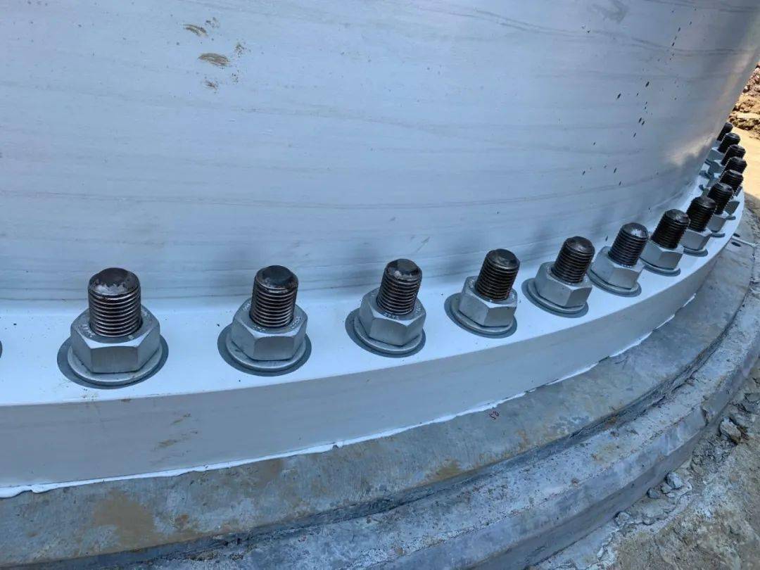 在塔筒吊装前组织安全技术交底,并对吊装作业超前策划,自风机设备卸车