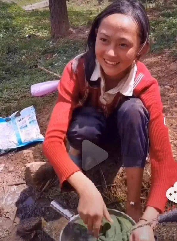 13岁农村女孩白天背弟挖土豆晚上躲被窝看书考试仍是第一名