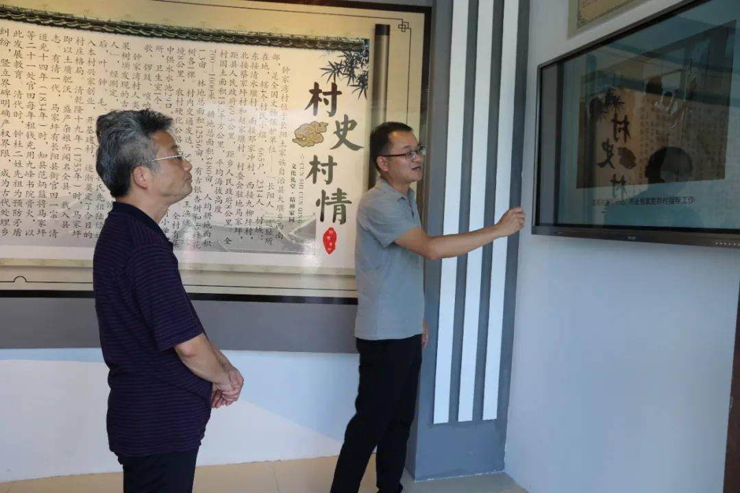 在榔坪镇,田大甲来到文家坪村了解村级产业发展,基