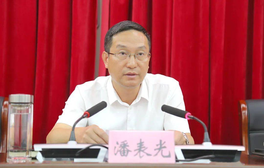 会上,区委常委,纪委书记,监委主任吴武华通报了信州区在推进廉洁高效