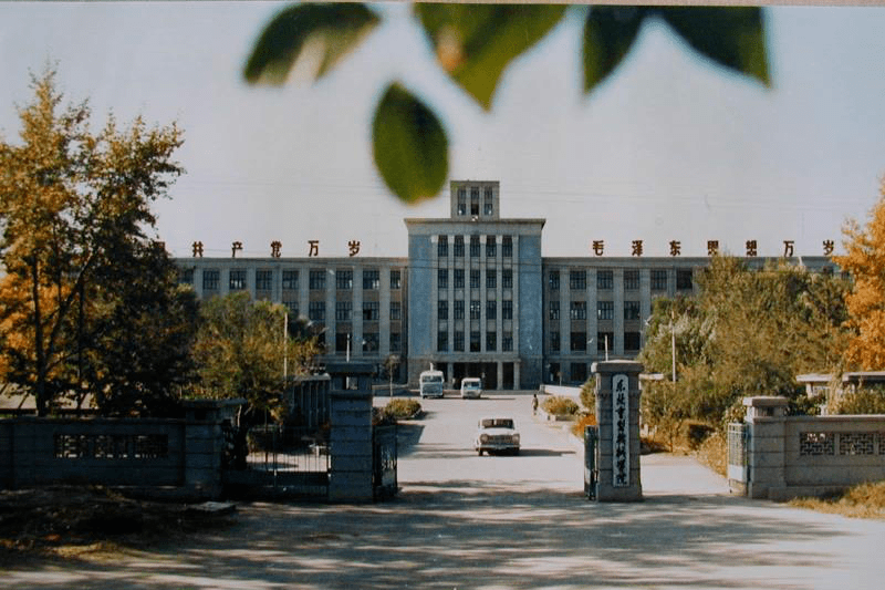 燕山大学世纪楼图片