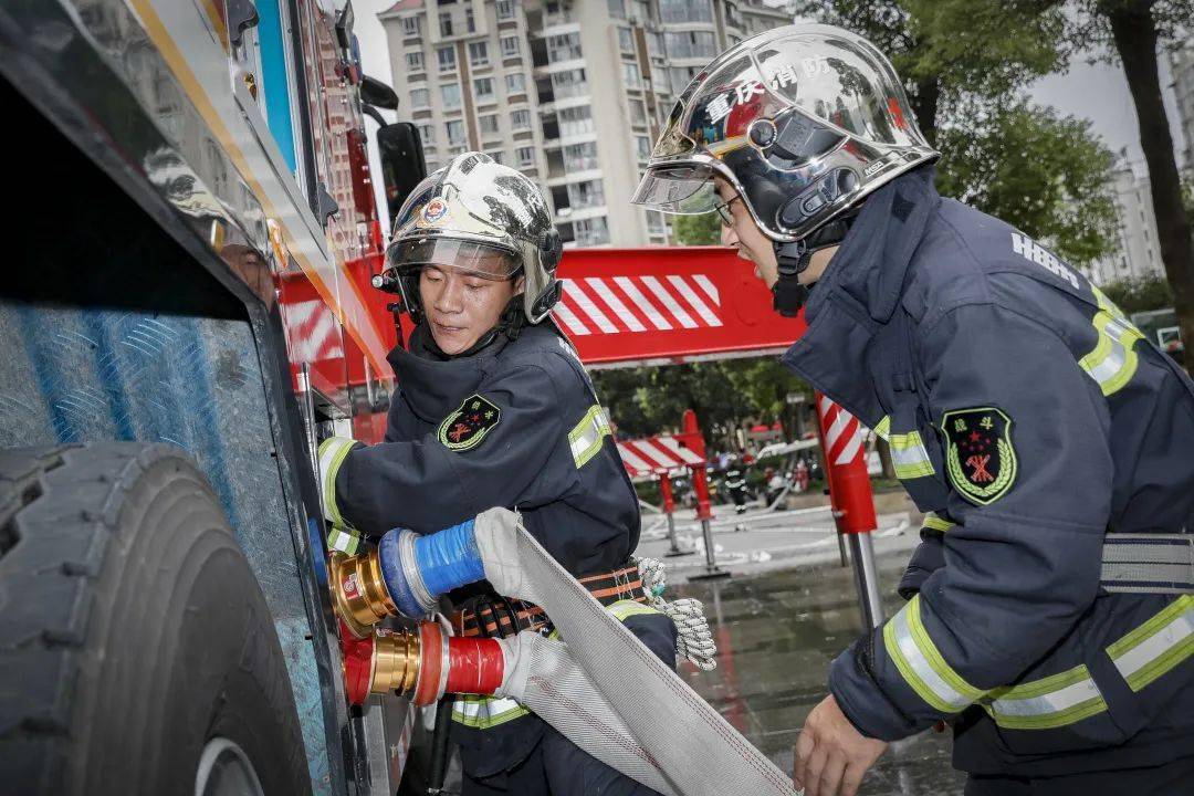 消防指战员进行高层供水灭火"被困人员"被安全救出演练过程中,云梯